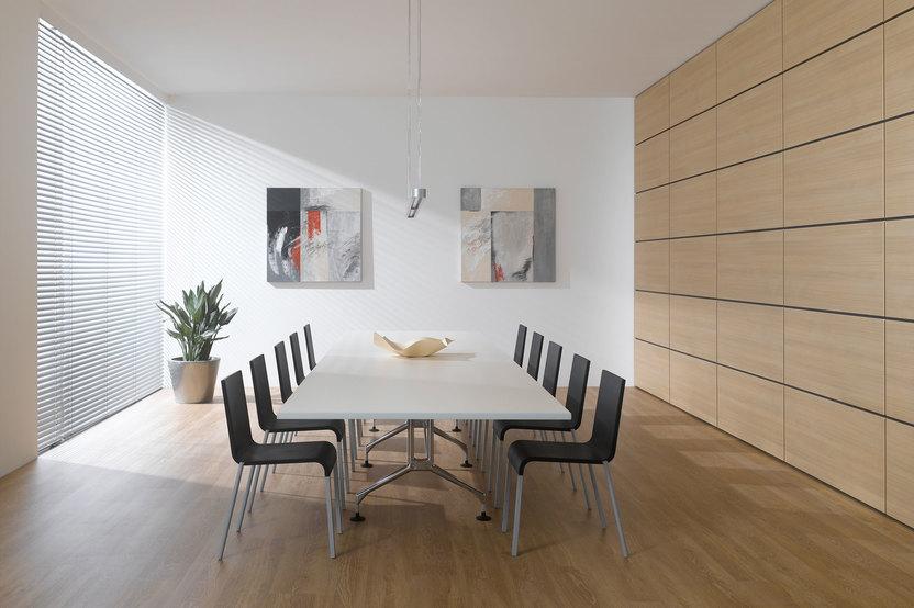 Impression eines Konferenzraumes im Hotel Impression eines Konferenzraumes im Hotel mit Einbauschrank aus Massivholz und weißem Konferenztisch