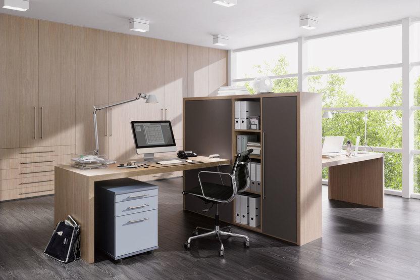 Impression von freistehenden Büromöbeln Impression von freistehenden Büromöbeln in L-Form mit hellem Einbauschrank im Hintergrund