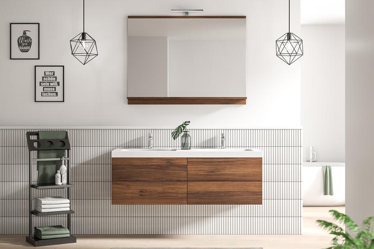 Elegantes Bad nach Maß mit dunklen Holzschubladen, minimalistischen schwarzen Pendelleuchten und klassischen Metrofliesen.